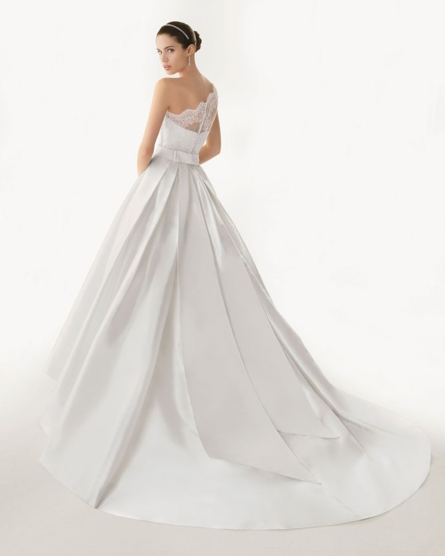 I have long been a fan of the Spanish bridal label Rosa Claro. This 'Belgrado' gown is very 'modern day princess.'